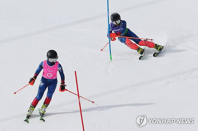 최사라의 질주 (코르티나담페초=연합뉴스) 한종찬 기자 = 10일(현지시간) 이탈리아 코르티나담페초 토파네 알파인스키 센터에서 열린 2026 밀라노·코르티나담페초 동계 패럴림픽 알파인스키 복합 여자 시각장애 부문 결선 2차 시기에서 한국 최사라가 어은미 가이드와 호흡을 맞추며 질주하고 있다. 2026.3.10 saba@yna.co.kr