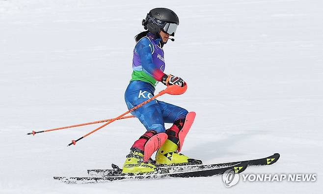 최사라의 완주 (코르티나담페초=연합뉴스) 한종찬 기자 = 10일(현지시간) 이탈리아 코르티나담페초 토파네 알파인스키 센터에서 열린 2026 밀라노·코르티나담페초 동계 패럴림픽 알파인스키 복합 여자 시각장애 부문 결선 2차 시기에서 한국 최사라가 결승선을 통과한 뒤 속도를 줄이고 있다. 2026.3.10 saba@yna.co.kr