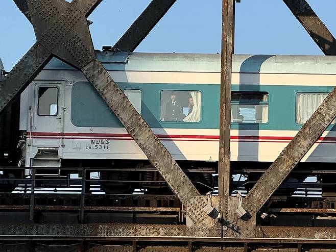 압록강 넘어온 북한 여객열차     (단둥=연합뉴스) 정성조 특파원 = 12일 오후 중국 랴오닝성 단둥시에 도착한 북한 여객열차의 모습. 2026.3.12 xing@yna.co.r