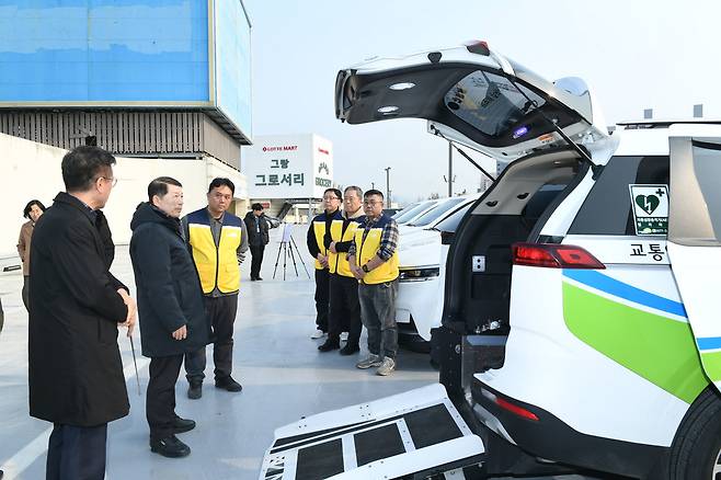 교통약자 이동지원 차량 내부를 살펴보는 백경현 구리시장. 사진=구리시