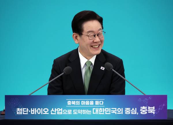 이재명 대통령이 13일 충북 청주오스코에서 열린 '충북의 마음을 듣다' 타운홀미팅 간담회에서 발언하고 있다. /연합뉴스 제공