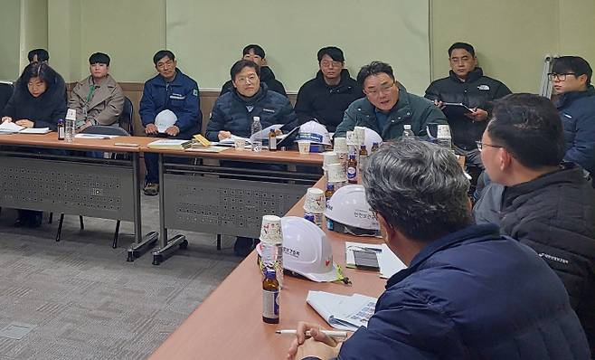 광주지방고용노동청은 지난 21일 '2025년도 중대재해 발생 사업장을 대상으로 사업장에서 산업안전·보건조치가 지속적으로 유지되고 있는지 살펴보기 위해 전남 담양 소재 철구조물 제조업체를 지방정부, 안전보건공단 및 민간재해예방기관 등과 합동으로 불시에 점검했다./광주지방고용노동청 제공
