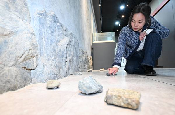 김나리 작가가 3.15기념관이 구매한 작품 '돌덩이'를 살펴보고 있다. / 김구연 기자