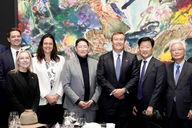 지난 1월 조현준 효성 회장이 호주 경제인연합회(BCA) 브랜 블랙 CEO 등 대표단과 만나 협력 방안을 논의한 뒤 기념 촬영을 하고 있다./효성중공업/