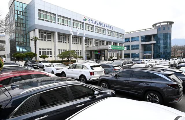 창원교육지원청이 건물 노후화와 협소화로 청사 이전을 추진하고 있는 가운데 5일 창원교육지원청 주차장이 고질적인 주차난으로 큰 혼잡을 빚고 있다./성승건 기자/