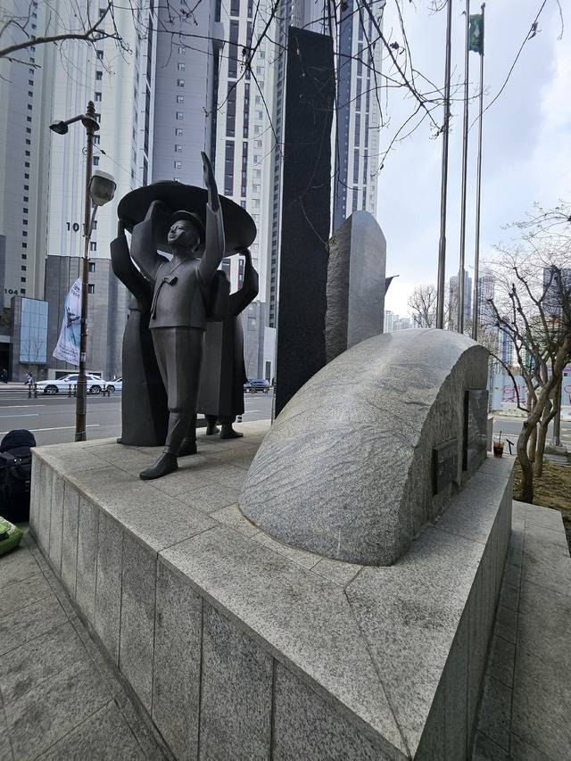 지난 1997년 대구상의의 지원으로 250만 대구시민의 염원을 담아 대구시민회관(현 대구콘서트하우스) 앞에 설치한 국채보상운동기념비. 계속 위치논란에 휩싸이고 있다. 최미화 기자