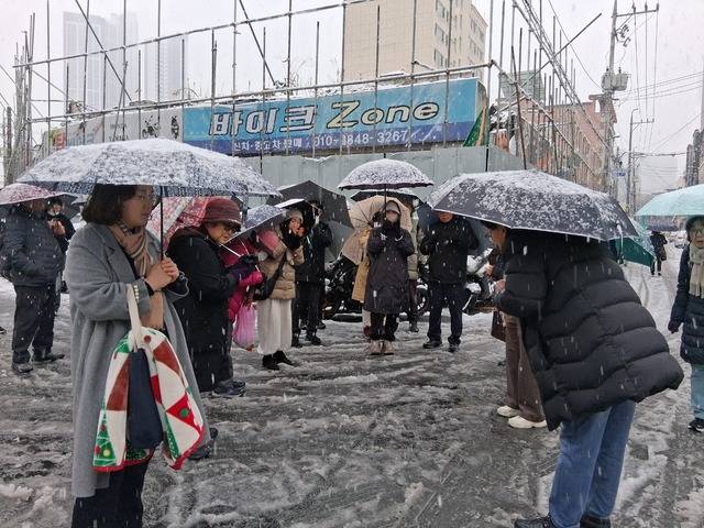 지난달 궂은 날씨에도 수십명의 대구시민이 북후정 옛터를 찾아 대구정신을 느끼려했으나 현장에는 동판이 사라지고 없었다. 최미화 기자