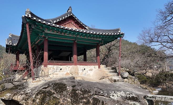 거북 모양의 너럭바위 위에 세워진 봉화 청암정(靑巖亭) 모습. 황준오기자