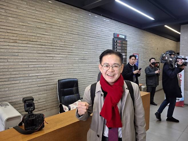 국민의힘 소속으로 대구시 달서구청장에 도전장을 던진 권근상 전 대통령실 행정관이 13일 오전 서울 여의도에 위치한 국민의힘 당사에서 면접을 보고 나와 기자들과 인터뷰를 하고있다. hun2@yeongnam.com