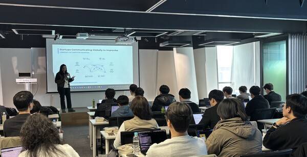 12일 한국투자금융그룹이 개최한 '글로벌 스케일 업' 워크숍에서 스미타 로이(Smita Roy) MS 아시아 디지털 스타트업 및 ISV 부문 세일즈 디렉터가 강연하고 있다. [출처= 한국투자금융그룹]