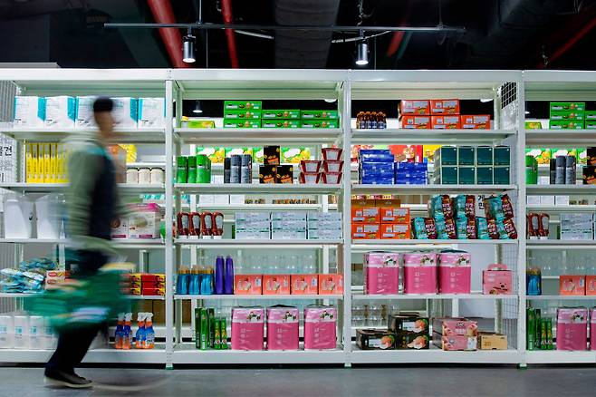 배달의민족의 퀵커머스 서비스를 담당하는 도심형 유통센터 내부(사진제공=우아한형제들)