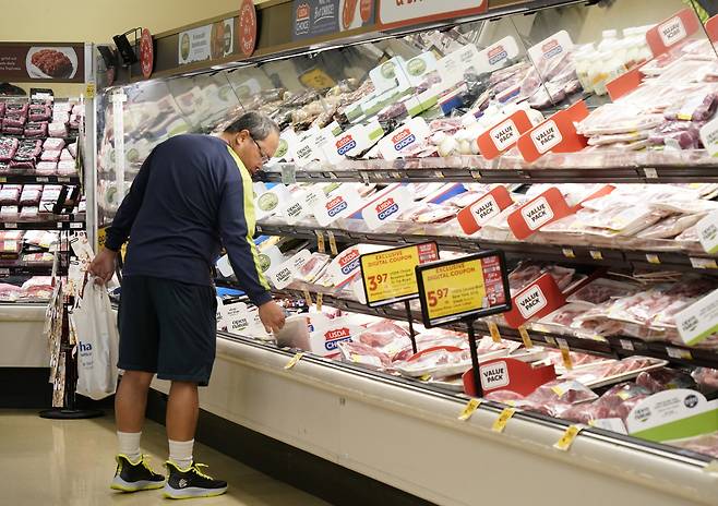 미국 소비자들이 캘리포니아의 한 마트에서 장을 보고 있다. 캘리포니아(미국)/신화뉴시스