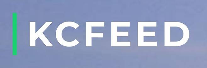 케이씨피드의 로고가 하늘색 배경 위에 놓여 있는 13일, 액란 가공 등 신사업 확대와 관련한 기업 성장세가 주목받고 있다.