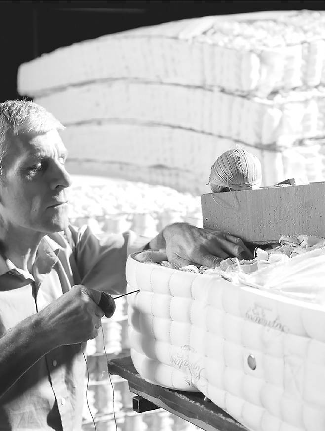 매트리스 측면과 내부 스프링을 천 번이 넘는 바느질로 촘촘히 연결하는 ‘핸드 사이드 스티칭’(인피니 사진 제공).