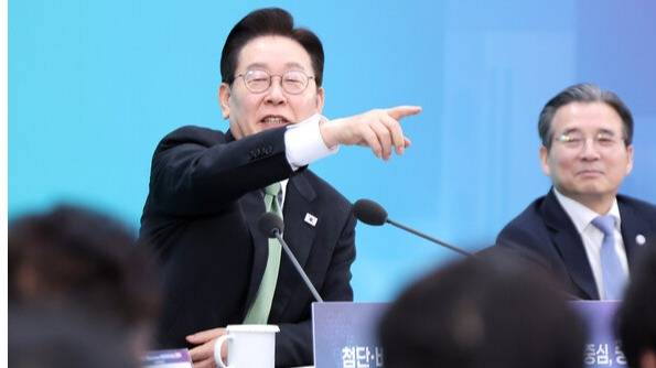 이재명 대통령이 13일 충북 청주오스코에서 열린 '충북의 마음을 듣다' 타운홀미팅 간담회에서 발언하고 있다. 2026.3.13 연합뉴스