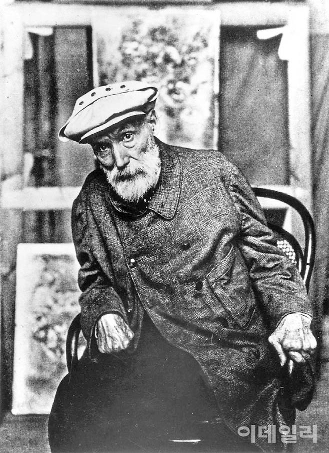 만년의 오귀스트 르누아르. 프랑스 남부 카뉴쉬르메르의 농가 ‘레 콜레트’에서 촬영했다. 연도는 알 수 없다. 사진을 찍은 이도 밝혀지지 않았으나 아들인 장 르누아르일 것으로 추정한다.