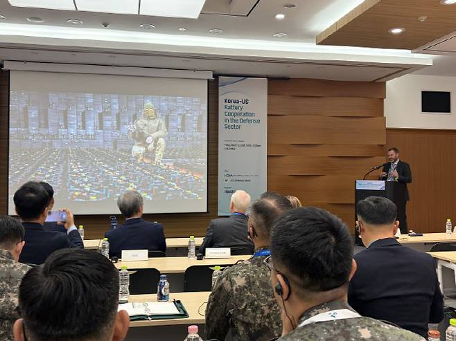 13일 한국배터리산업협회와 주한미국대사관과 공동으로 개최한 한미 방산 배터리 협력 세미나에서 에릭 쉴즈 배터리 수석 자문위원이 발표하고 있다. (사진=김소연 기자)