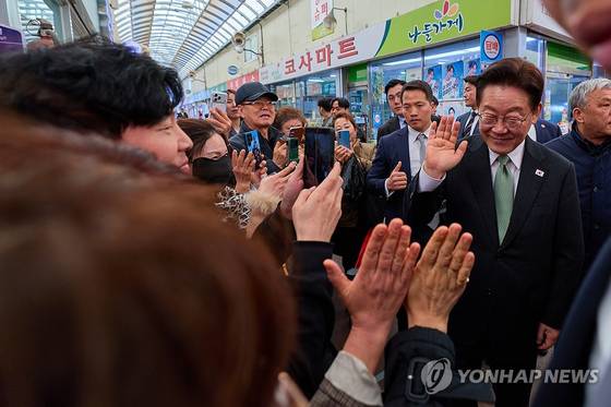 이재명 대통령이 13일 충북 청주시 서원구 사창시장을 찾아 상인 및 시민과 인사를 하고 있다. 〈사진=청와대 제공 / 연합뉴스〉