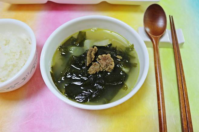 정갈하게 보이는 미역국 한 그릇. 미역 다시마 등 갈조류와 파래 매생이 등 녹조류에서 추출한 화합물이 급성 위장병을 일으키는 노로바이러스를 차단하는 치료 효과를 보인다는 새로운 연구 결과가 나왔다. 사진=게티이미지뱅크