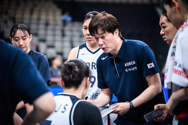 한국 여자 농구 대표팀 박수호 감독.(FIBA 제공)