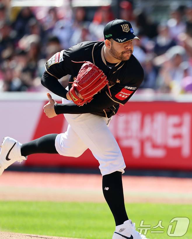 21일 오후 경기 수원시 장안구 KT위즈파크에서 열린 '2025 신한 SOL 뱅크 KBO리그' 삼성 라이온즈와 KT 위즈의 경기, 1회초 KT 선발투수 헤이수스가 역투하고 있다. 2025.9.21 ⓒ 뉴스1 오대일 기자