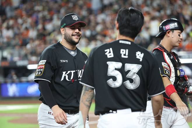 5일 대전 한화생명볼파크에서 열린 '2025 신한 SOL 뱅크 KBO리그' 프로야구 한화이글스 대 kt위즈 경기에서 KT 선발 헤이수스가 5회 무실점 투구하며 웃음 짓고 있다 2025.6.5 ⓒ 뉴스1 김기남 기자