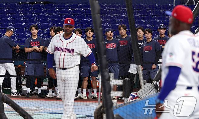 대한민국 야구 대표팀이 12일 오후(현지시간) 미국 플로리다주 마이애미 론디포파크에서 2026 월드베이스볼클래식(WBC) 공식훈련을 앞두고 8강전 상대인 도미니카공화국의 공식훈련을 지켜보고 있다. ⓒ 뉴스1 구윤성 기자