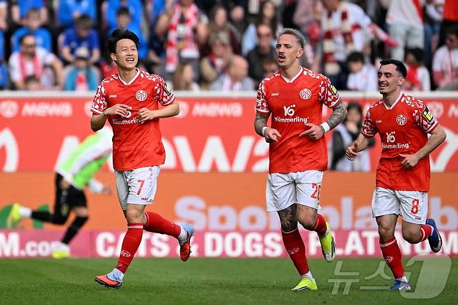 마인츠의 이재성(왼쪽) ⓒ AFP=뉴스1