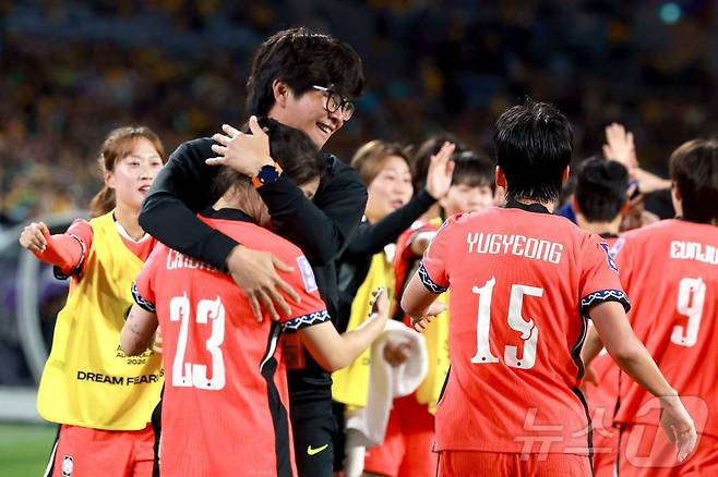 조 1위로 여자 아시안컵 8강에 오른 여자 축구대표팀. ⓒ AFP=뉴스1