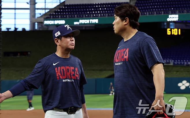 대한민국 야구 대표팀 류지현 감독과 류현진이 12일 오후(현지시간) 미국 플로리다주 마이애미 론디포파크에서 열린 2026 월드베이스볼클래식(WBC) 공식훈련에서 대화하고 있다. 2026.3.13 ⓒ 뉴스1 구윤성 기자