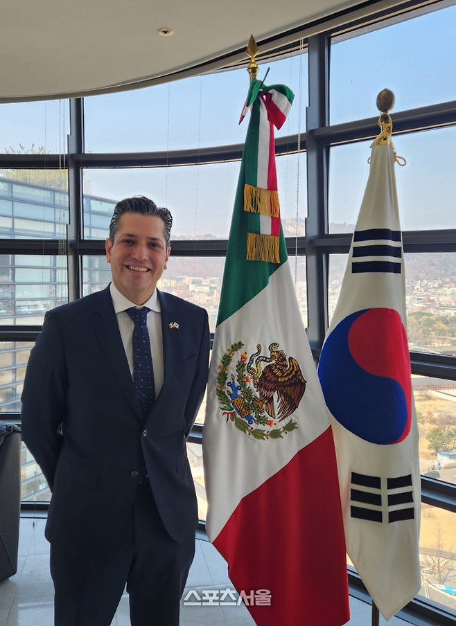 할리스코주의 마우로 가르사 경제성장·개발위원회 총괄조정관이 12일 서울 율곡로에 있는 주한멕시코대사관에서 스포츠서울과 인터뷰한 뒤 한국과 멕시코 국기 앞에서 포즈하고 있다. 사진 | 김용일 기자