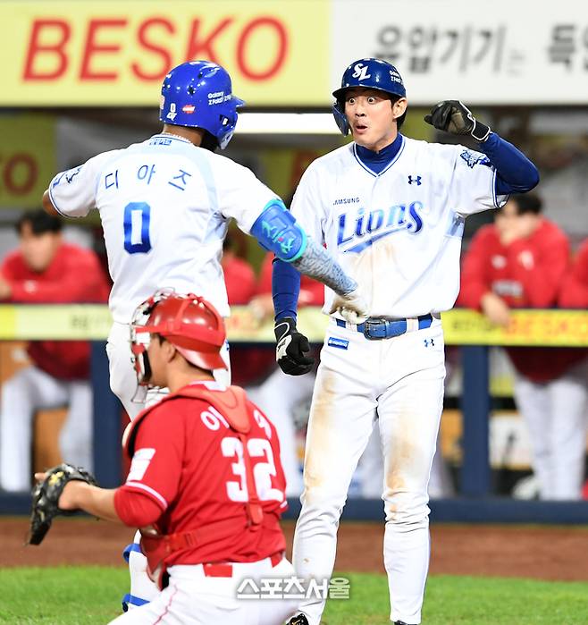 삼성 디아즈가 14일 대구 삼성라이온즈파크에서 열린 2025 KBO리그 SSG와 준플레이오프 4차전 8회말 2사 1루 상황에서 SSG 이로운을 상대로 2점 홈런을 친 뒤 구자욱과 하이파이브를 하고 있다. 대구 | 박진업 기자 upandup@sportsseoul.com