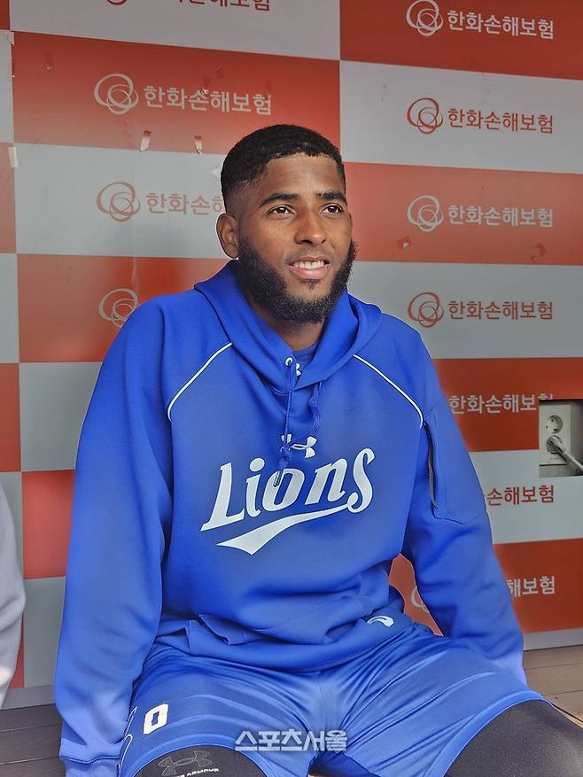 삼성 디아즈가 12일 대전 한화생명 볼파크에서 열린 2026 KBO리그 시범경기 한화전에 앞서 취재진 인터뷰에 응하고 있다. 대전 | 강윤식 기자 skywalker@sportsseoul.com