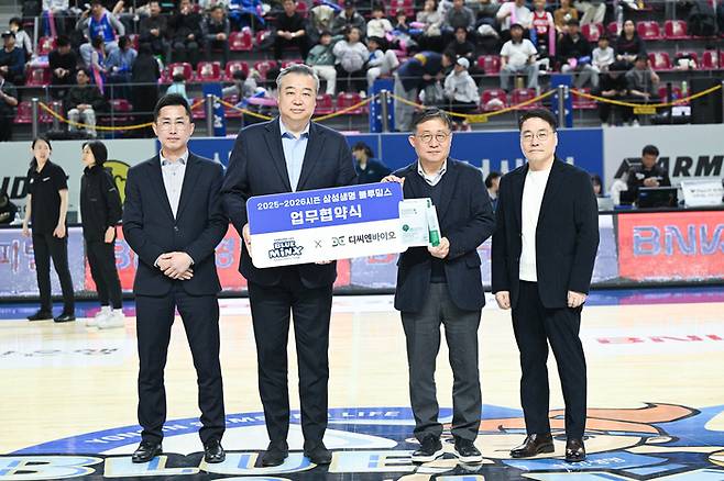 용인 삼성생명이 지난달 27일 홈경기장에서 디씨엔바이오와 2025-2026시즌 업무협약을 맺었다. 사진 | 용인 삼성생명