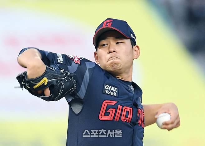 롯데 김진욱이 26일 인천 SSG랜더스필드에서 열린 2025 KBO리그 SSG와 경기에 선발 등판해 힘차게 공을 던지고 있다. 문학 | 박진업 기자 upandup@sportsseoul.com