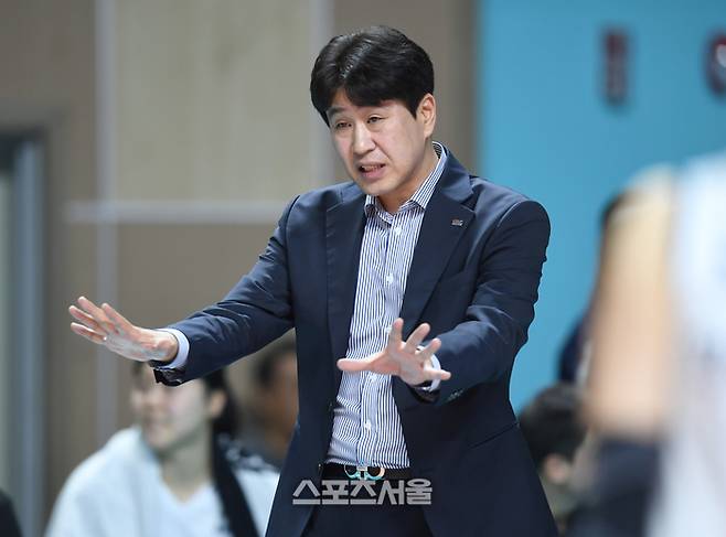 도로공사 김종민 감독이 23일 서울 장충체육관에서 열린 2025~2026 V-리그 GS칼텍스와 경기에서 작전지시를 하고 있다.  2025. 12. 23. 장충 | 최승섭기자 thunder@sportsseoul.com