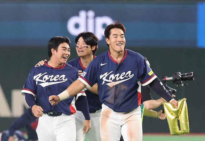 일본 도쿄돔에서 열린 2026 월드베이스볼클래식(WBC) C조 조별리그 최종전 대한민국과 호주의 경기. 호주를 꺾고 8강 진출을 확정한 한국 김도영과 안현민, 문현빈이 기뻐하고 있다. 사진 | 연합뉴스