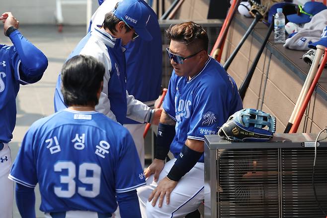 삼성 최형우가 12일 대전 한화생명 볼파크에서 열린 2026 KBO리그 시범경기 한화전에서 몸에 맞는 공으로 교체된 후 상태를 점검받고 있다. 사진 | 삼성 라이온즈