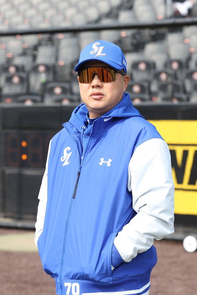 삼성 박진만 감독이 12일 대전 한화생명 볼파크에서 열린 2026 KBO리그 시범경기 한화전에 앞서 선수들 훈련을 지켜보고 있다. 사진 | 삼성 라이온즈
