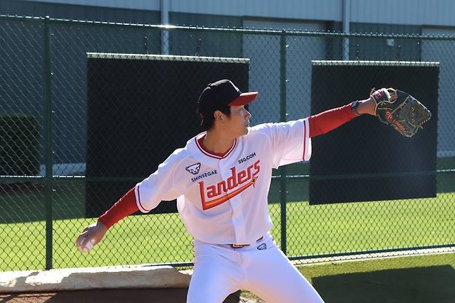 SSG 아시아쿼터 투수 다케다 쇼타가 미국 플로리다 스프링캠프에서 첫 불펜 피칭을 소화했다. 사진 | SSG 랜더스