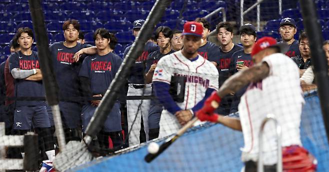 도미니카공화국과 월드베이스볼클래식(WBC) 준준결승 경기를 앞둔 한국 야구대표팀의 류현진과 선수들이 12일(현지시간) 미국 플로리다주 마이애미 론디포파크에서 타격 연습 중인 도미니카 선수들을 지켜보고 있다. 사진 | 마이애미=연합뉴스