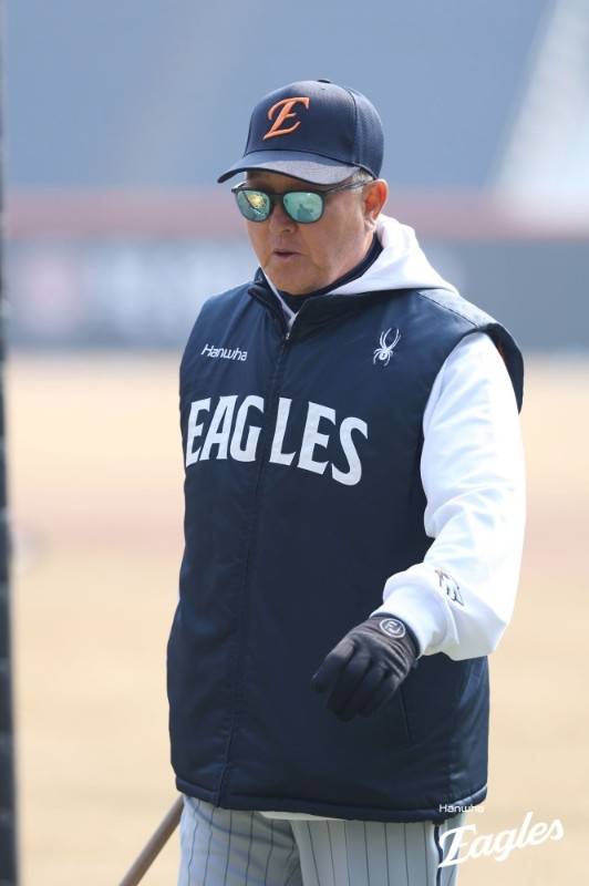 한화 김경문 감독이 12일 대전 한화생명 볼파크에서 열린 2026 KBO리그 시범경기 삼성전에 앞서 선수들 훈련을 지켜보고 있다. 사진 | 한화 이글스