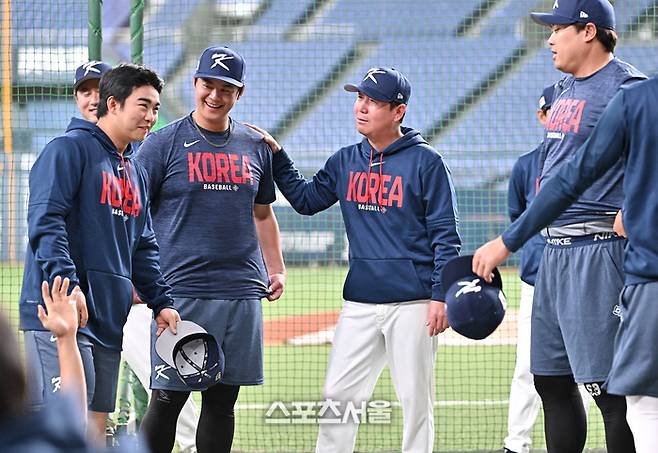 WBC 대한민국 야구대표팀의 류지현 감독(오른쪽 둘째)이 3일 일본 오사카 교세라돔에서 열리는 오릭스 버팔로스와 연습경기에 앞서 노시환과 이야기를 나누고 있다. 왼쪽부터 문현빈, 노시환, 류지현 감독, 류현진. 오사카 | 박진업 기자 upandup@sportsseoul.com