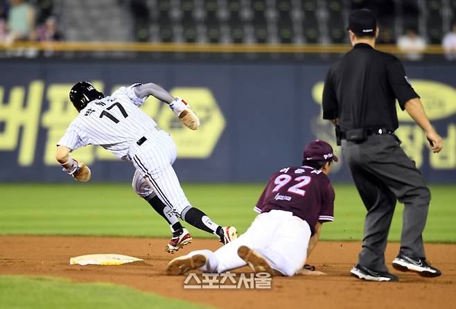 LG 박해민(왼쪽)이 8일 잠실구장에서 열린 2025 KBO리그 키움과 경기 7회말 무사 1루 상황에서 1루에서 2루 도루를 한 뒤 송구가 뒤로 빠진 틈을 타 3루까지 달리고 있다 . 잠실 | 박진업 기자 upandup@sportsseoul.com