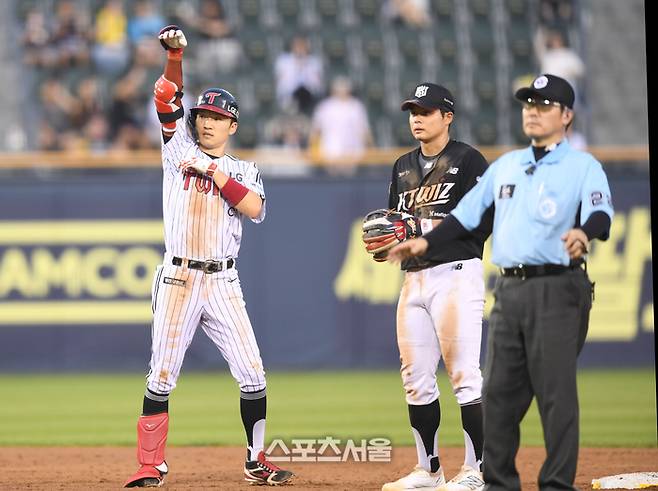 LG 박해민이 29일 서울 잠실구장에서 열린 2025 KBO리그 KT와 경기 3회말 2사1루 1타점 우전안타를 친 후 다른 주자 수비하는 사이 2루로 진루하고 세리머니를 하고 있다. 잠실 | 최승섭기자 thunder@sportsseoul.com