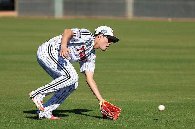 LG 천성호가 미국 애리조나 스프링캠프에서 수비 훈련을 하고 있다. 사진 | LG 트윈스
