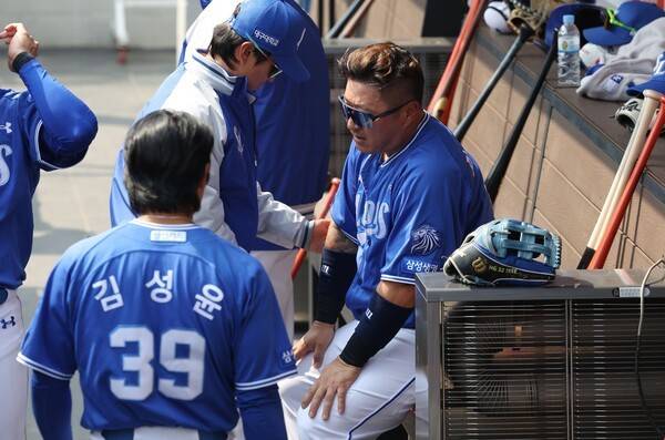 최형우가 지난 12일 대전 한화전에서 사구에 맞은 후 코칭스태프의 확인을 받고 있다. /사진=삼성 라이온즈