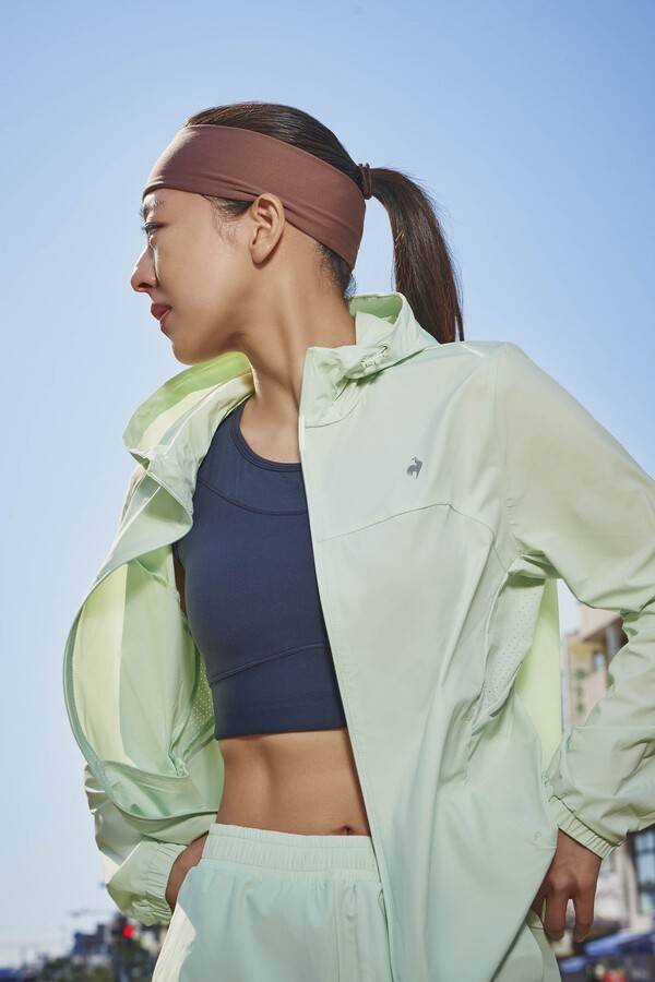 스포츠 브랜드 르꼬끄 스포르티브(le coq sportif, 이하 르꼬끄)가 러닝, 워킹, 하이킹 등 야외 스포츠 활동이 늘어나는 봄 시즌을 맞아 경량 기능성 아우터 '에어리 재킷(Airy Jacket)'을 출시하고, 런칭 캠페인 '가볍게 시작해(EFFORTLESS COOL, AIRY RUN)'를 전개한다. (르꼬끄 스포르티브, '에어리 재킷' 출시). /사진=데상트코리아