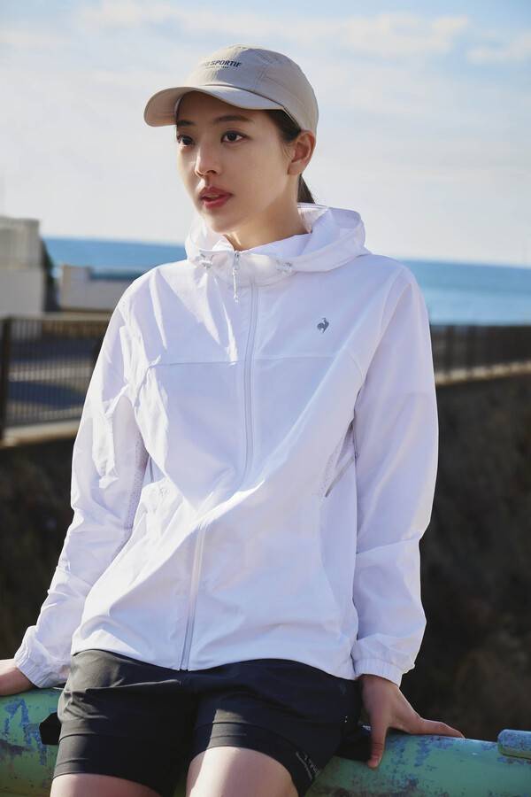 스포츠 브랜드 르꼬끄 스포르티브(le coq sportif, 이하 르꼬끄)가 러닝, 워킹, 하이킹 등 야외 스포츠 활동이 늘어나는 봄 시즌을 맞아 경량 기능성 아우터 '에어리 재킷(Airy Jacket)'을 출시하고, 런칭 캠페인 '가볍게 시작해(EFFORTLESS COOL, AIRY RUN)'를 전개한다. (르꼬끄 스포르티브, '에어리 재킷' 출시). /사진=데상트코리아