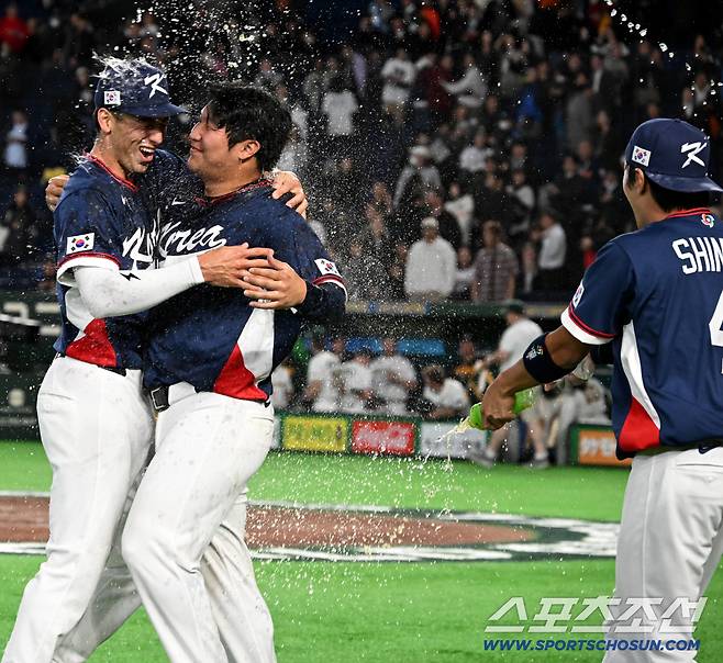 9일 일본 도쿄돔에서 열린 WBC(월드베이스볼클래식) 한국과 호주의 경기, 한국이 승리하며 8강행을 확정했다. 위트컴과 문보경이 물세례를 받고 있다. 도쿄(일본)=허상욱 기자wook@sportschosun.com/2026.03.09/